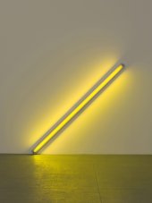 Dan Flavin, the diagonal of may 25, 1963 (to Constantin Brancusi), 1963, Gelbe Leuchtstoffröhre, 244 cm lang über die Diagonale, Photo: Billy Jim, New York © Stephen Flavin/VBK Wien, 2012