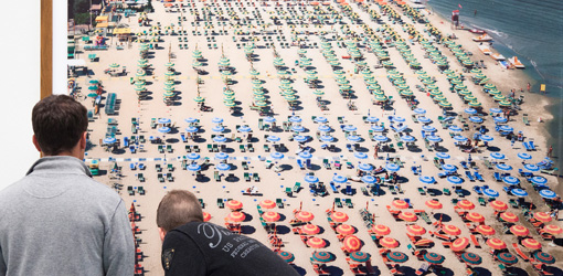 Blick in die Ausstellung ANDREAS GURSKY im Museum Kunstpalast, D??sseldorf. Rimini, 2003, 298 x 207 cm, © Andreas Gursky / VG Bild-Kunst, Bonn 2012 Courtesy Spr??th Magers Berlin London. Foto: Julia Reschucha, Medienzentrum Rheinland