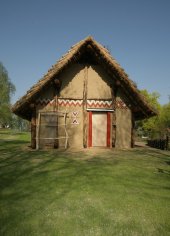 Das jungsteinzeitliche Langhaus im Freibereich des Urgeschichtemuseums (c) Floridofilm e. U.