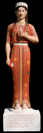 Grabfigur der Phrasikleia, Farbrekonstruktion, Original: aus Myrrhinous (heute Merenda, Attika, Griechenland), Marmor, um 550/540 v. Chr., H. (mit Basis und Plinthe) 211 cm, Athen, Nationalmuseum, Rekonstruktion: Polymethylmethacrylat (PMMA); Farbfassung: Naturpigmente in Ei-Kaseintempera auf Marmorstuck, Deutsche Forschungsgemeinschaft, Leibniz-Preis O. Primavesi 2007 (Rekonstruktion Brinkmann & Brinkmann) © München, Stiftung Archäologie, Foto: Vinzenz Brinkmann