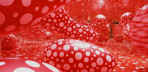 Yayoi Kusama, Dot Obsession, 2015, Installation, Spiegelglas, Ballons, Malerei, Punkte, ca. 103,3 x 123 cm.