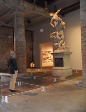 Urs Fischer, Ohne Titel, 2011 (Drei Wachskerzenfiguren, die langsam herunterbrennen, rechts Reproduktion von Giovanni Bolognas „Der Raub der Sabinerinnen“, 1586, links ein Porträt von Rudolf Stingel) Foto: Alexandra Matzner
