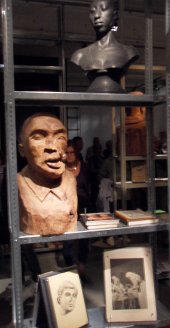 Kader Attia, The Repair, 2012, Diaprojektion und originale Artefakte aus Afrika, Maße variabel, Ausstellungsansicht dOCUMENTA (13) 2012, Foto: Alexandra Matzner