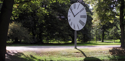 Anri Sala, Clocked Perspective, Installation in der Karlsaue, Foto: Alexandra Matzner