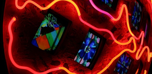 Nam June Paik: „Mercury”, 1991, (Detail), Multi-Monitor-Installation, ?� 140 cm, T= 50 cm,2 Kan??le, Neonsysteme, 12 Fernseher, (Farbe, kein Ton) © Nam June Paik Estate, New York, 2010/ Kunststiftung NRW, D??sseldorf, Foto: Sascha Dressler