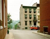 Stephen Shore: „Church Street and Second Street, Easton, Pennsylvania, June 20, 1974“ © Stephen Shore, Courtesy 303 Gallery New York