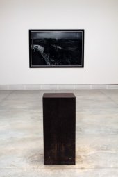 Thierry De Cordier (* 1954) und Richard Serra (* 1939), Pasolini, 1985, Installationsfoto: Alexandra Matzner.