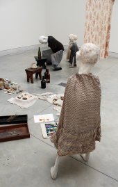 Cathy Wilkes (* 1966), Untiteled, 2013, Installationsfoto: Alexandra Matzner.