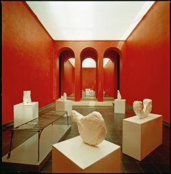 Hauptgalerie (West) des österreichischen Pavillons, Ausstellungsansicht, XLIV. Esposizione Internazionale d’Arte, La Biennale di Venezia, Venedig, 1990, mit Arbeiten von Franz West © Archiv Galerie Peter Pakesch, Wien