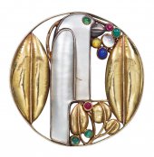 Brosche, 1910, Entwurf: Josef Hoffmann, Ausführung: Wiener Werkstätte / Karl Ponocny, Modell Nr. G 782, Gold, Perlmutt, Mondstein, Opal, Lapislazuli, Turmalin, Granat, Chrysopras, Durchmesser: 3,8 cm, Privatbesitz, Foto: Decorative Arts Consult.