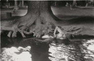Francesca Woodman, Untitled, Boulder, Colorado, 1972–1975/1999, Schwarz-Weiß-Silbergelatineabzug auf Barytpapier, 9,7 × 14,9 cm / 20,3 × 25,2 cm © Courtesy George and Betty Woodman, New York / SAMMLUNG VERBUND, Wien.