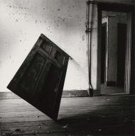 Francesca Woodman, Untitled, Providence, Rhode Island, 1976/2010, Schwarz-Weiß-Silbergelatineabzug auf Barytpapier, 15,1 × 14,9 cm / 25,3 × 20,3 cm © Courtesy George and Betty Woodman, New York / SAMMLUNG VERBUND, Wien.