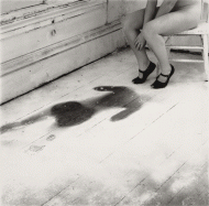 Francesca Woodman, Untitled, Providence, Rhode Island, 1976/1999, Schwarz-Weiß-Silbergelatineabzug auf Barytpapier, 14 × 14,4 cm / 25,2 × 20,2 cm © Courtesy George and Betty Woodman, New York / SAMMLUNG VERBUND, Wien