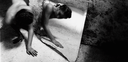 Francesca Woodman, Self deceit #1, Rome, Italy, 1978/1979, Schwarz-Weiß-Silbergelatineabzug auf Barytpapier, 9 × 9 cm / 24,7 × 20,2 cm © Courtesy George and Betty Woodman, New York / SAMMLUNG VERBUND, Wien