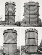Bernd und Hilla Becher, Gasbehälter, 1965–2001, zusammengestellt 2003, Vier S/W-Fotografien: 1. Essen-Altenessen, D, 1976, 2. Wanne-Eickel, D, 1965, 3. Neunkirchen, Saarland, D, 1975, 4. Recklinghausen, D, 1978, Je 40,5 x 31,5 cm © Bernd und Hilla Becher / SAMMLUNG VERBUND, Wien, Courtesy the artists and Sonnabend Gallery, New York