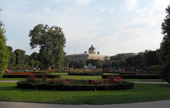 Der Wiener Volksgarten, Blick über das Rosarium zum Grillparzer-Denkmal und dem Naturhistorische Museum © Foto: Alexandra Matzner
