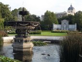 Der Brunnen im Volksgarten von Ferdinand Kirschner (1821-1896), dahinter das Grillparzer-Denkmal und das Naturhistorische Museum © Foto: Alexandra Matzner