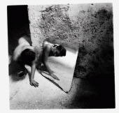 Francesca Woodman, Self deceit #1, Rome, Italy 1978/1979 © Courtesy George and Betty Woodman, New York / SAMMLUNG VERBUND, Wien.