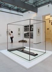 Fritz Steinkenner, VALIE EXPORT (Hintergrund), Ausstellungsansicht „Die 70er Jahre“ im MUSA 2013, Foto: Alexandra Matzner.