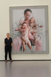 Jenny Saville vor ihrem Gemälde 