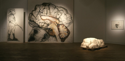 Ausstellungsansicht K??nstlerhaus B??hnenbild aus Intolleranza 1960, Staatsoper Stuttgart, 1992 und Studie zum stra?�enwaschenden Juden, 1984; Foto: © Markus Krottendorfer.