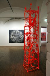 Installationsansicht mit Skulptur und dem Unikatdruck „Nachthimmel Weltflimmerzentrum“ von Gunter Damisch „MACRO. MICRO“, Albertina 2013, Foto: Alexandra Matzner.