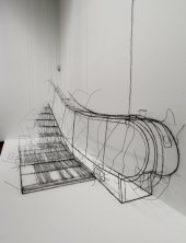 Fritz Panzer, Rolltreppe, 2006, Drahtskulptur, 320 x 450 x 145 cm, Courtesy Krobath, Foto: Alexandra Matzner.