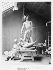 Anonym, Gérôme en tablier de sculpteur assis à côté du plâtre des Gladiateurs, um 1890, Albumindruck, 25,7 x 21 cm, Paris, Bibliothèque nationale de France © Bibliothèque nationale de France.