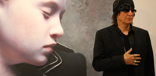 Gottfried Helnwein vor seinem Bild The Murmur oft he Innocents, #25, Detail, Öl und Acryl auf Leinwand (Privatsammlung) , Installationsfotografie: Alexandra Matzner.