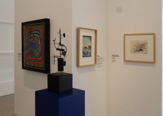 Ausstellungsansicht „Hundertwasser, Japan und die Avantgarde“ mit einer Skulptur von Shinkichi Tajiri, Belvedere, Orangerie, 6.3.-30.6.2013, Foto: Alexandra Matzner.