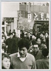 Friedensreich Hundertwasser mit dem Bild 466 Die erste Japan Spirale, 1961, Foto: Keisuke Kojima