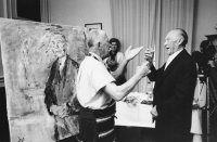 Sven Simon (1941–1980), Oskar Kokoschka und Konrad Adenauer beim Schnapstrinken vor dem Adenauer-Portrait, Cadenabbia, 1966 © Universität für angewandte Kunst Wien, Oskar Kokoschka-Zentrum © Fondation Oskar Kokoschka/VBK, Wien 2013 © Fotoagentur Sven Simon.