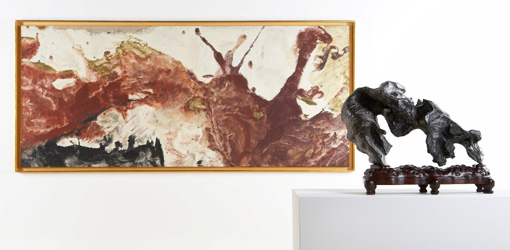 Installationsansicht Essl Museum, 2010, Malerei von Max Weiler im Dialog mit einem chinesischen Gelehrtenstein, Stein aus der Sammlung Benz, Foto: Mischa Nawrata, Wien.