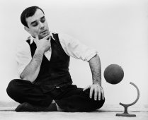 Yves Klein bei der  Betrachtung des Blauen Globus, ca. 1960, Fotomontage, Fotograf : Harry Shunk © VBK, Wien 2007