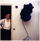 PH  0321 Yves Klein in seinem Appartement, rue de Champagne- Prèmiere, ca 1960, Foto : Harry Shunk © Harry Shunk