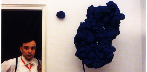 PH  0321 Yves Klein in seinem Appartement, rue de Champagne- Prèmiere, ca 1960, Foto : Harry Shunk © Harry Shunk