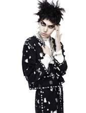 Karl Lagerfeld (French, born Hamburg, 1938) for House of Chanel (French,
founded 1913), Vogue, March 2011, Courtesy of The Metropolitan Museum of Art, Photograph by David Sims  - zu sehen in: PUNK: Chaos to Couture (09.05.2013 – 11.08.2013)