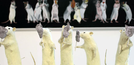 Deborah Sengl, Die letzten Tage der Menschheit, Apokalypse 3, Detail, 2013  © Deborah Sengl, Foto: Alexandra Matzner.