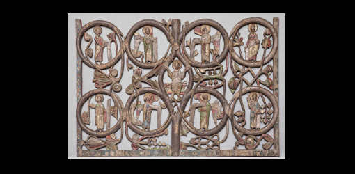 Reliefs vom linken Flügel des Gurker Westportals, Fragment einer Wurzel Jesse-Darstellung, mittleres Kompartiment: Christus, vier Evangelistensymbole und vier Propheten © BDA (P. Laubenstein)