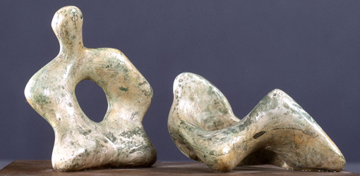 Henry Moore, Two Piece Reclining Figure Holes, 1975, Pl??tre color?� en surface - 11,5 x 20,5 x 13 cm, LH 666, Don de l’artiste 1977, Cr?�dits : Henry Moore Foundation