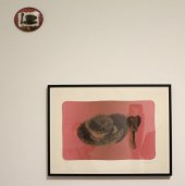 Meret Oppenheim, Installationsfoto „Meret Oppenheim. Retrospektive“ mit Poster Pelztasse (nach Foto von Man Ray), 1971; Souvenir du „Déjeuner en fourrure“/Andenken an das „Pelzfrühstück“, 1970; Foto: Alexandra Matzner.