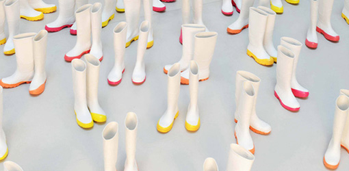 Flora Neuwirth, 100 Boots / Eleanor Antin (100%y-100%m), 2003, Gummistiefel, Acryllack, Gr?�?�e variabel © MUSA; Foto: Michael Wolschlager