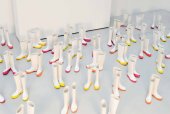 Flora Neuwirth, 100 Boots / Eleanor Antin (100%y-100%m), 2003, Gummistiefel, Acryllack, Größe variabel © MUSA; Foto: Michael Wolschlager