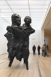 Thomas Schütte, United Enemies, 2011 Bronze, patiniert in der Fondation Beyeler, 2013 © 2013, ProLitteris, Zürich Foto: Serge Hasenböhler.